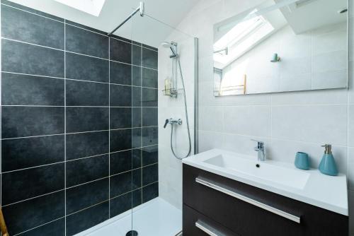 W łazience znajduje się umywalka i prysznic. w obiekcie Mon Appart'hôtel - Gare de Limoges - Charmant 1 et 2 Chambres Duplex - Parking en supp w mieście Limoges