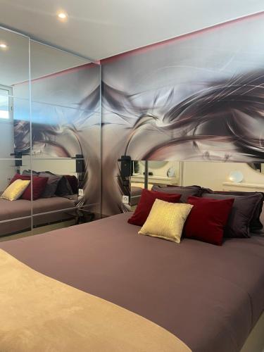 מיטה או מיטות בחדר ב-Village Naturiste - Xcape Sea View Luxe