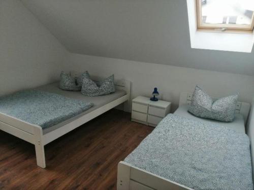 a bedroom with two beds and a window at Haus Am Meer in Mieroszyno