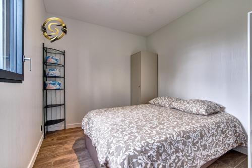 1 dormitorio pequeño con 1 cama y armario en Tiny House Saint Cyr sur Menthon, en Saint-Cyr-sur-Menthon