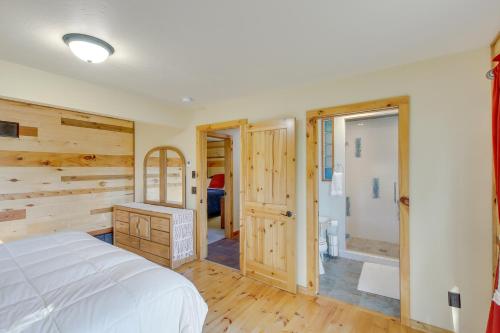 Un dormitorio con una cama blanca y un baño. en Idyllic Sturgeon Bay Cabin with Fire Pit and View, en Sturgeon Bay