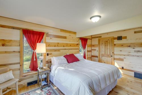 Postel nebo postele na pokoji v ubytování Idyllic Sturgeon Bay Cabin with Fire Pit and View
