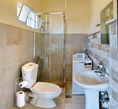 La salle de bains est pourvue de toilettes et d'un lavabo. dans l'établissement Spacious Apartment in Mytilene, à Mytilène