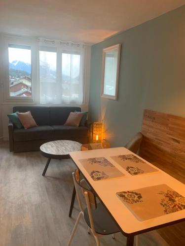 un salon avec un canapé et une table dans l'établissement Chamois blanc / Chamonix, à Chamonix-Mont-Blanc