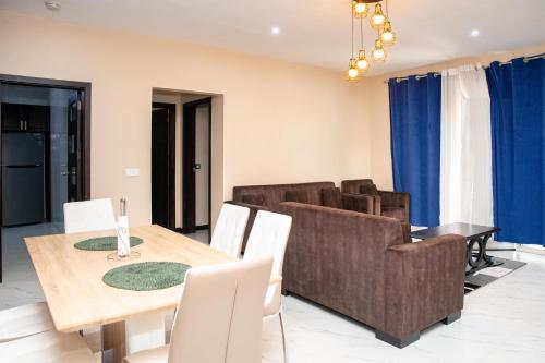 a dining room with a table and chairs at Bel appartement chambre Omnisport in Yaoundé