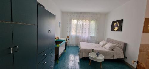 a small bedroom with a bed and a table at Casa A.N.N.E. in Marghera