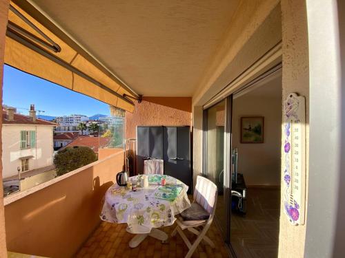 d'une petite table sur un balcon avec vue. dans l'établissement 2P Cagnes Sur Mer- Proximité Plage, Parking, à Cagnes-sur-Mer