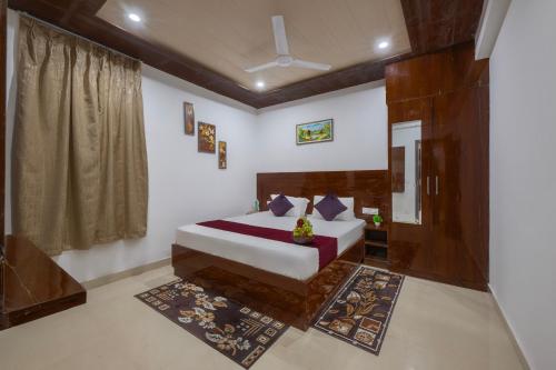a bedroom with a large bed in a room at 2 BH Near Mall Road Kasauli by The Sunset Vibe kasauli in Kasauli