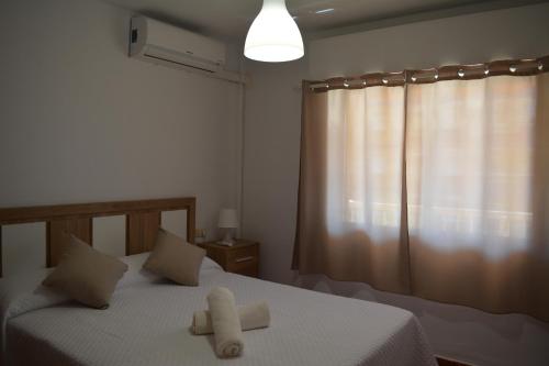 ein Schlafzimmer mit einem Bett mit zwei Handtüchern darauf in der Unterkunft Nonna Beach Apartment Two-Bedroom in Rincón de la Victoria