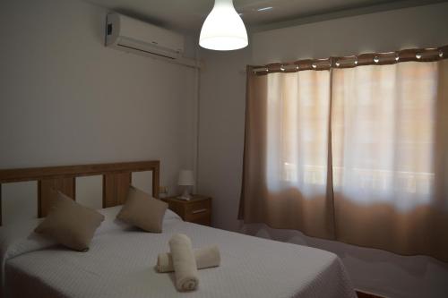 Un dormitorio con una cama con dos toallas encima. en Nonna Beach Apartment Two-Bedroom, en Rincón de la Victoria