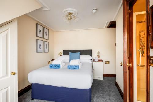 1 dormitorio con 1 cama blanca grande con almohadas azules en The Old Townhouse - Room 3, en Poole