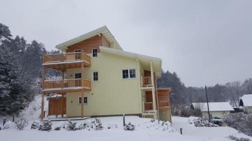 ein Haus im Schnee im Schnee in der Unterkunft Villa Albatros in Ober-Dellach
