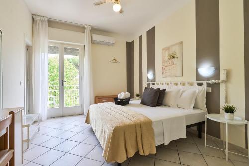 um quarto com uma cama grande e uma janela em Hotel Bruna B&B em Milano Marittima