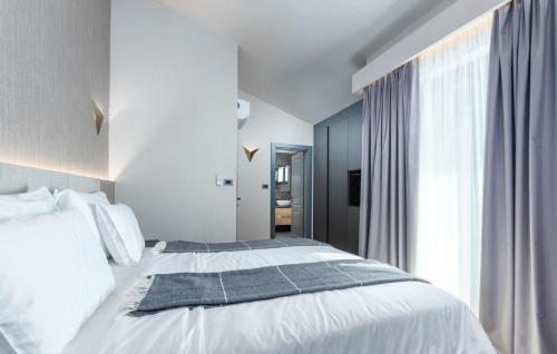 ein Schlafzimmer mit einem Bett und einem großen Fenster in der Unterkunft Ferienhaus in Nova Vas mit Terrasse, Garten und Grill in Brtonigla