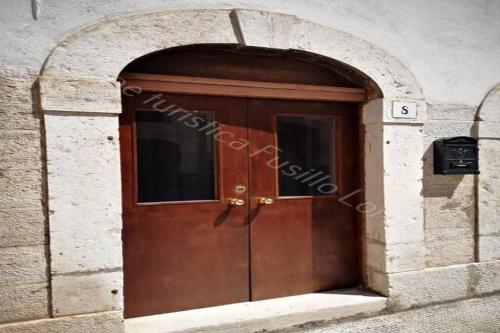 uma grande porta de madeira num edifício de pedra em Ferienwohnung für 5 Personen ca 90 qm in Andria, Adriaküste Italien Ostküste von Apulien em Andria