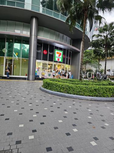 un edificio con una palmera delante de él en Vortex suites klcc by Rahat, en Kuala Lumpur