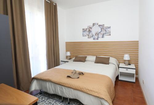 a bedroom with a bed with a hat on it at Casa in centro Ragusa con parcheggio privato in Ragusa