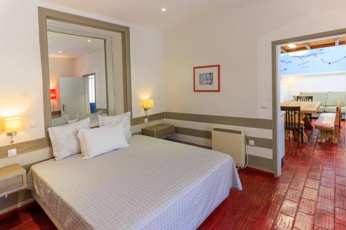 阿爾馬西爾的住宿－Quinta dos Amigos，一间卧室,卧室内配有一张大床