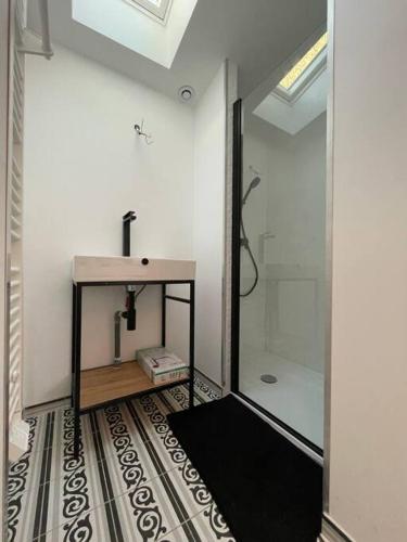 une salle de bain avec une douche, un lavabo et un miroir dans l'établissement Charmante Maisonnette - 5 min du Pôle Hippique de Saint-Lô, à Saint-Pierre-de-Semilly