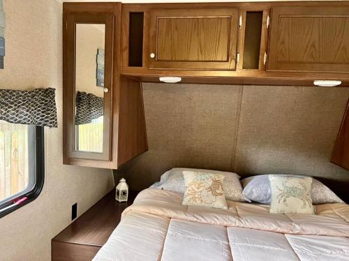 Luxury RV Camper@ Clearwater Beach Indian Rocks في لارغو: سرير في غرفة صغيرة في سيارة أجرة