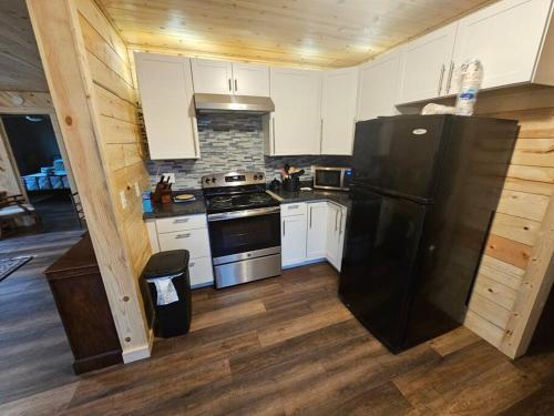 Η κουζίνα ή μικρή κουζίνα στο Hideaway Cabin near Mammoth Springs, Ark