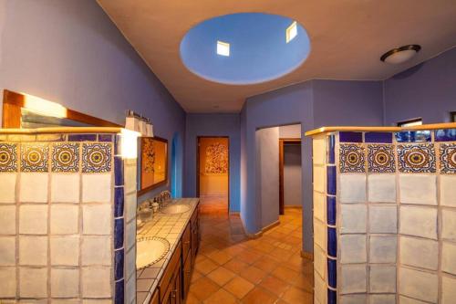La salle de bains est pourvue de 2 lavabos et d'un mur bleu. dans l'établissement Casa de Vista Hermosa, à Loreto