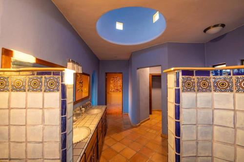 a bathroom with two sinks and a blue wall at Casa de Vista Hermosa in Loreto