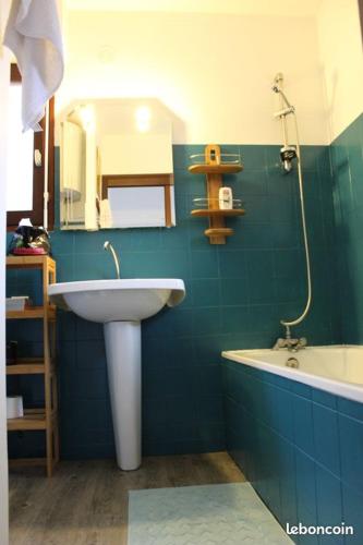 une salle de bain avec un lavabo et une baignoire dans l'établissement Studio avec jardinet Mimizan plage, à Mimizan