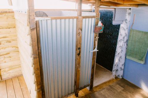 een metalen poort in een kamer met een deur bij Rosgarron Safari Canvas Lodge Glorious Glamping in Magherafelt