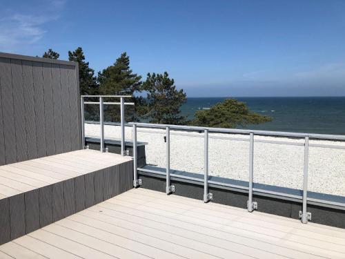 Elle comprend un balcon offrant une vue sur la plage. dans l'établissement Appartement in Gski mit Terrasse, à Gąski