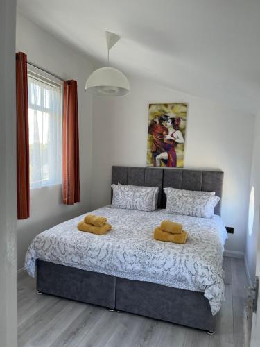 Un pat sau paturi într-o cameră la Sutton Coach House