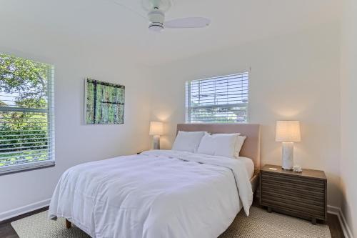 een witte slaapkamer met een groot bed en 2 ramen bij The Glenn House Vacation Home - New in West Palm Beach