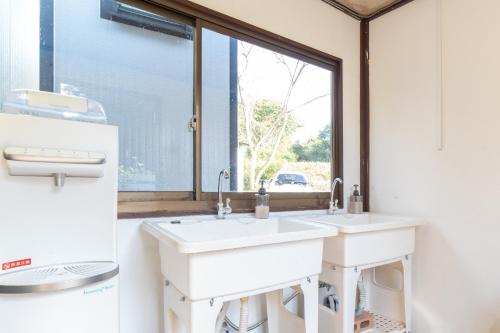 2 Waschbecken im Bad mit Fenster in der Unterkunft Glamchette Okayama -Glamping & Auto Camp- - Vacation STAY 19593v in Mimasaka