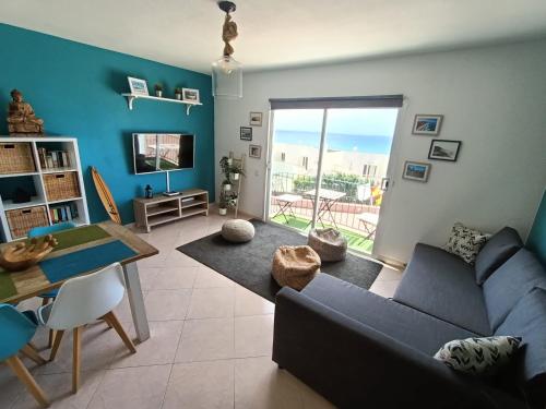 een woonkamer met een bank en een tafel bij Jandia Beach in Morro del Jable