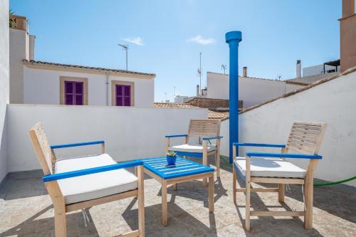 3 chaises et une table sur une terrasse dans l'établissement Ferienhaus für 4 Personen ca 55 qm in Portocolom, Mallorca Südostküste von Mallorca, à Portocolom
