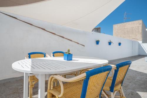 - une table et des chaises blanches dans la chambre dans l'établissement Ferienhaus für 4 Personen ca 55 qm in Portocolom, Mallorca Südostküste von Mallorca, à Portocolom