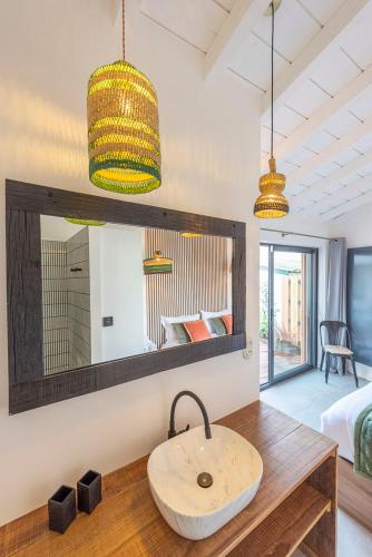 une salle de bain avec un lavabo et un miroir dans l'établissement Bulle marine, à Andernos-les-Bains