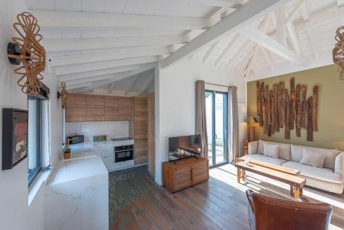 un salon avec un canapé et une télévision dans l'établissement Bulle marine, à Andernos-les-Bains