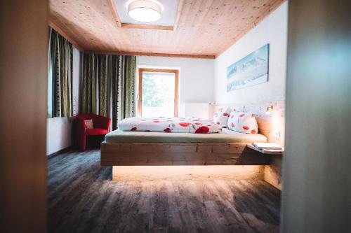 バッハにあるFerienwohnung Lechtal mit 2 Schlafzimmer und großem Balkonのベッドルーム(ベッド1台、窓付)