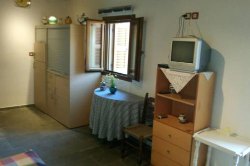 Кухня или мини-кухня в Kyma House -150m from the beach
