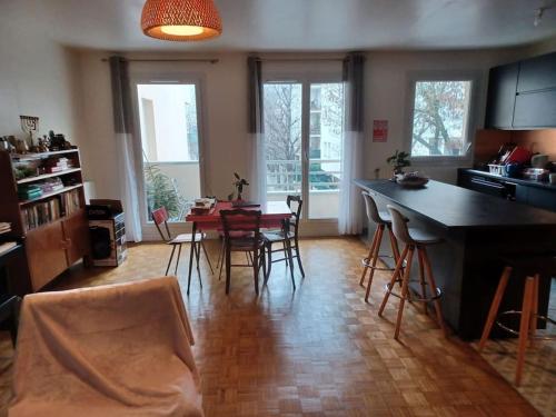une cuisine et une salle à manger avec une table et des chaises dans l'établissement Appartement proche Paris, à Le Pré-Saint-Gervais