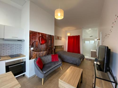 un salon avec un canapé, un lit et une télévision dans l'établissement Chez Claire et Ju, à Égly