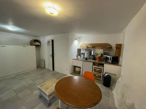 a room with a table and a kitchen with a counter at Studio du pêcheur in Collioure