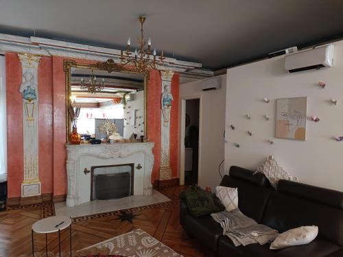 un salon avec un canapé et une cheminée dans l'établissement Nuit au Loft, à Battenheim