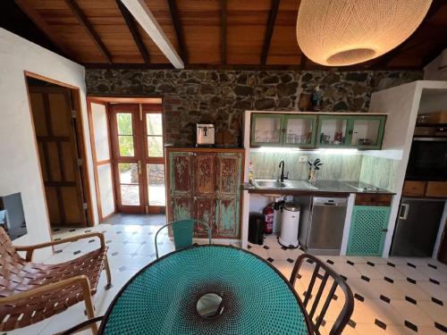 uma cozinha com mesa e cadeiras num quarto em Casa Jardín Tropical em Los Llanos de Aridane