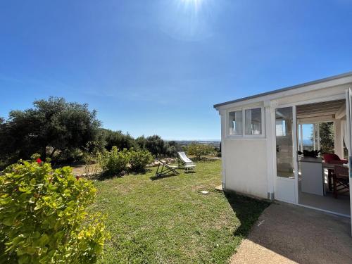 サンピエリにあるCasa Latitudine Sudの庭の白い小屋