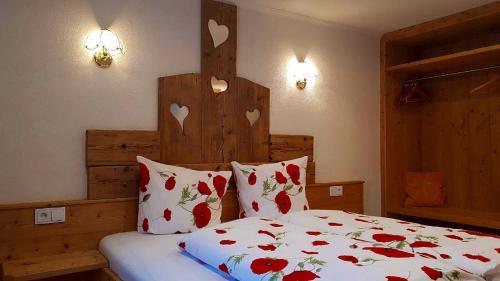 1 dormitorio con cama con cabecero de madera y almohadas en Apartment "OBERBACH" für 2 Personen mit Blick auf die Berge en Bach