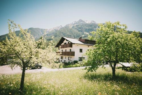 un edificio en medio de un campo con árboles en Apartment "OBERBACH" für 2 Personen mit Blick auf die Berge en Bach