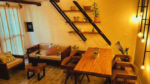 uma sala de estar com uma mesa e um sofá em Apartamento Pardo1945 TIPO INDUSTRIAL em Mompós