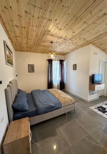 Qyteza Guest House & Camping tesisinde bir odada yatak veya yataklar